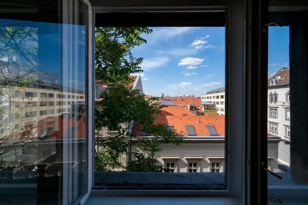 Chain Bridge Studio Budapest Apartment